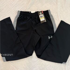 NWT Under Armor boys black wind pant.  Size Medium.